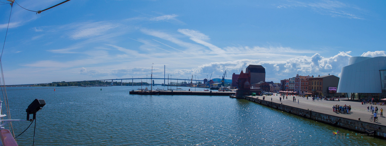 Rücken Brücke mit Stralsund Panorama