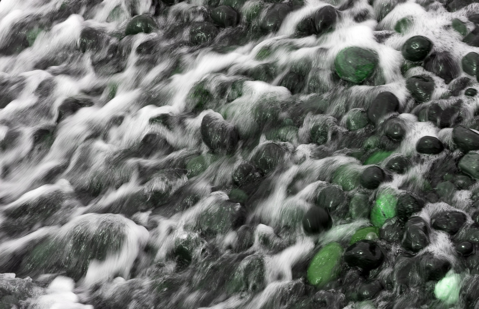 rückfließendes Wasser von der Meerbrandung