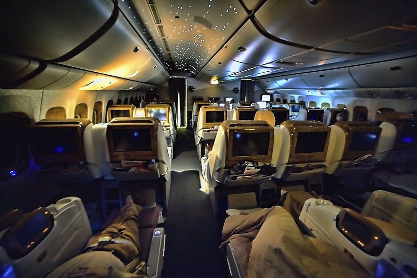 Rückflug:  Kapstadt - Dubai - Hamburg,  die Business Class schläft ...(Freihandaufnahme)
