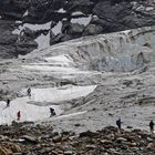 Rückkehr einer Gruppe vom Weismies 4023m in HohSaas im Bereich der Bergstation der Seilbahn