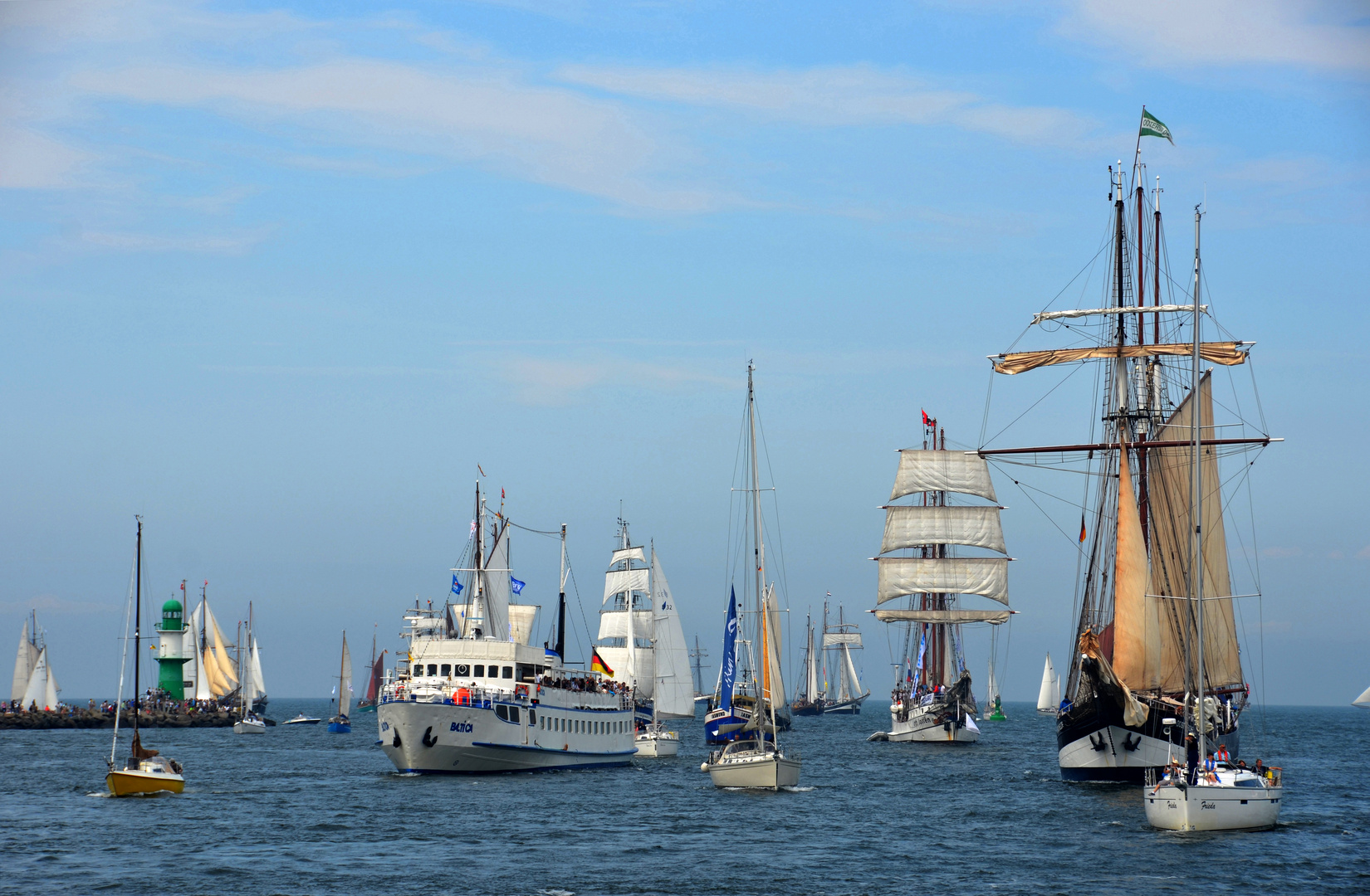 Rückkehr in den Hafen nach der Ausfahrt zur Hanse Sail