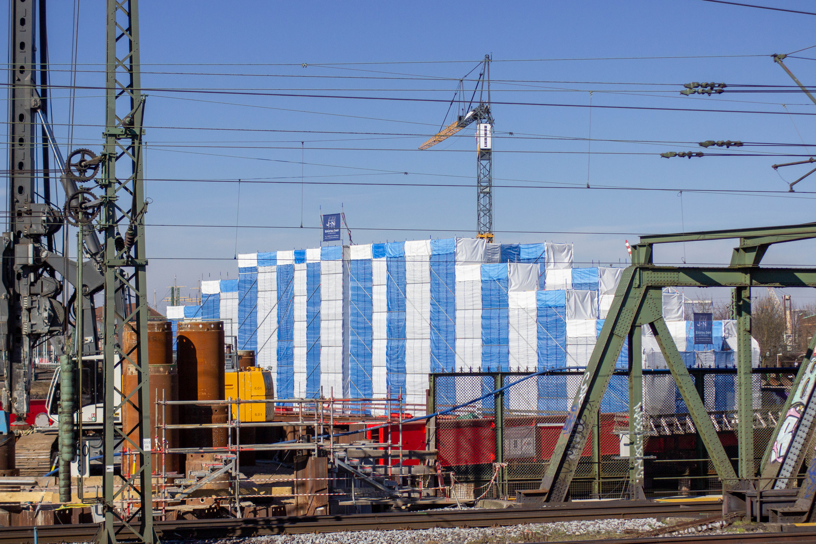 Rückseite der Baustelle mit Verhüllung.