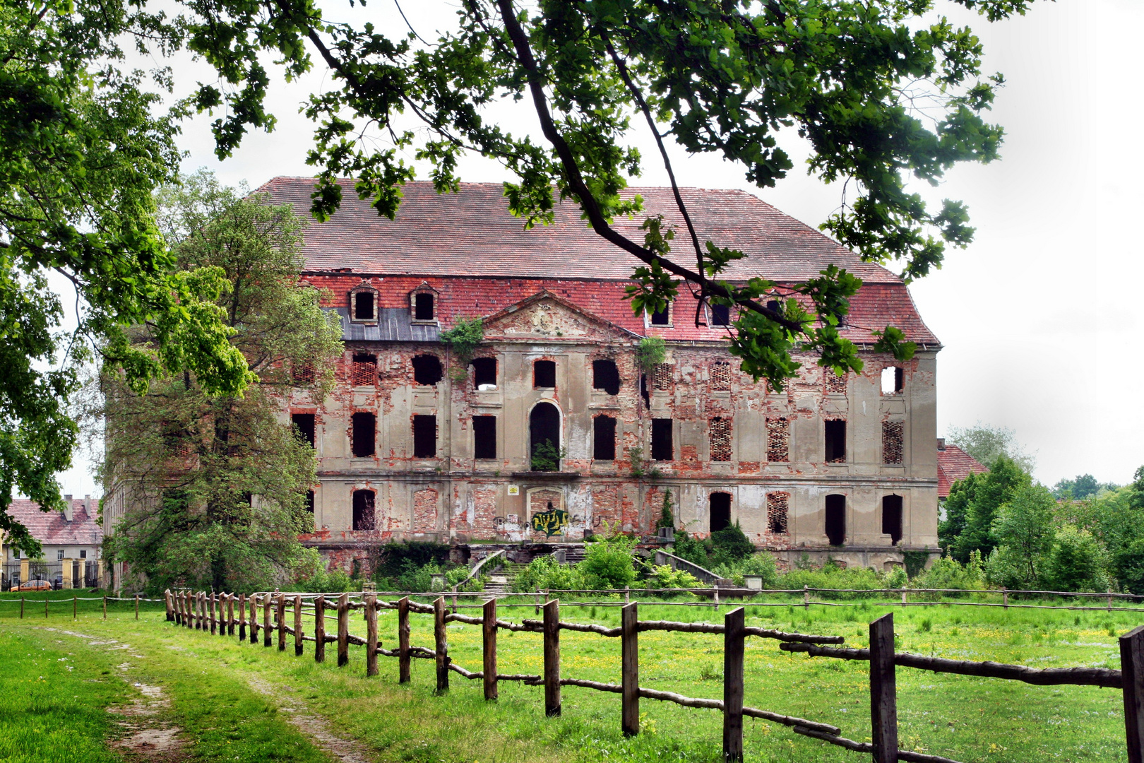 Rückseite der Ruine des Schlosses Brühl in Brody (Pförten)