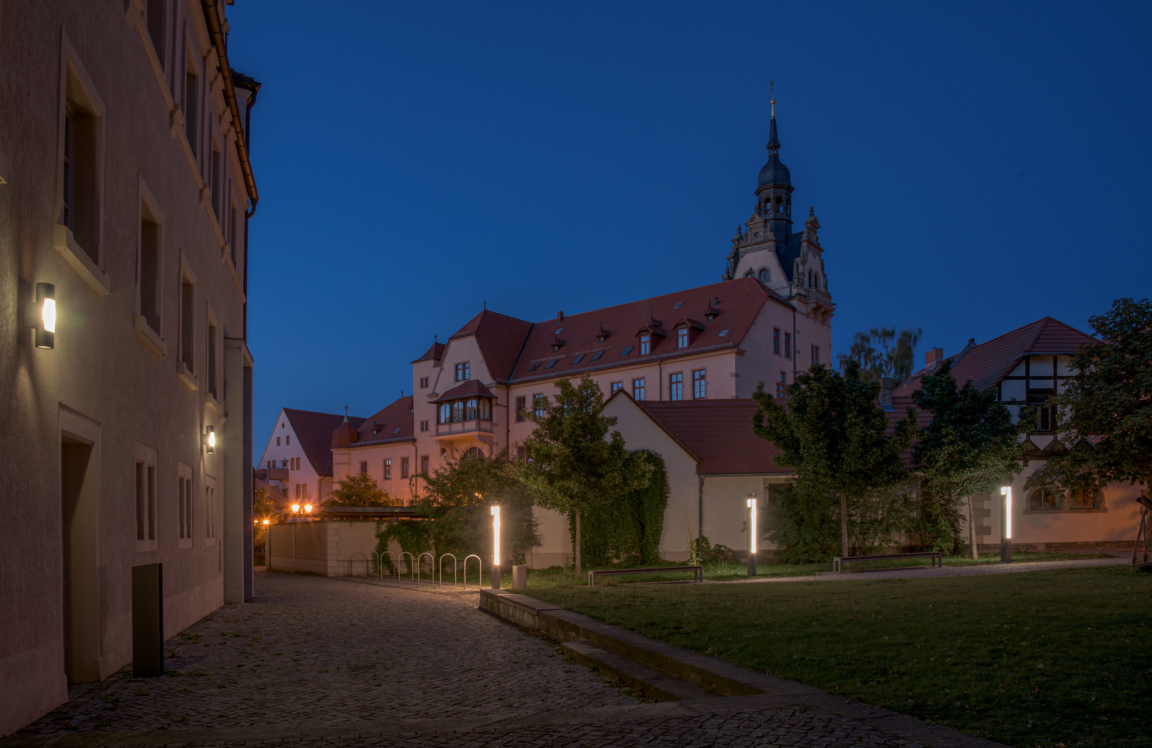 Rückseite des Bernburger Rathauses zur blauen Stunde