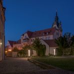 Rückseite des Bernburger Rathauses zur blauen Stunde