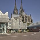 Rückseite des Doms mit Metallfassade des Museum Ludwigs