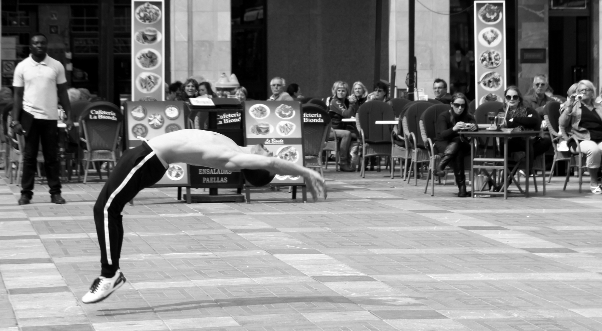 Rückwärtsflug auf der Plaza Major