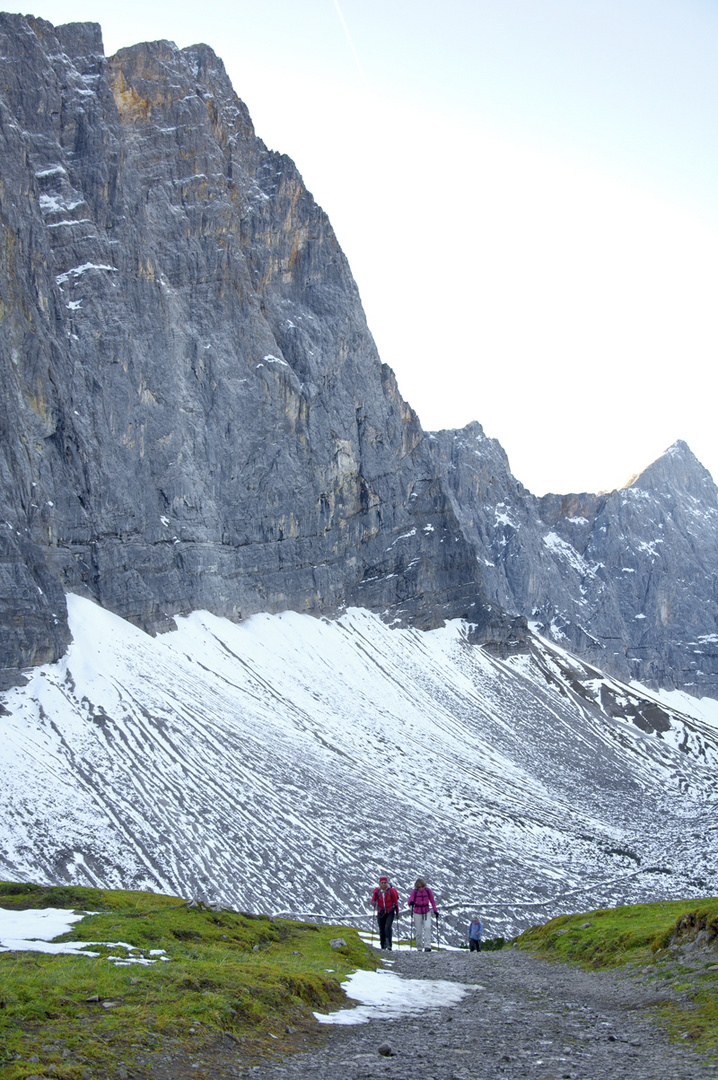 Rückweg von der Falkenhütt  zur Eng (großer Ahornboden) bei der Lalidererwand