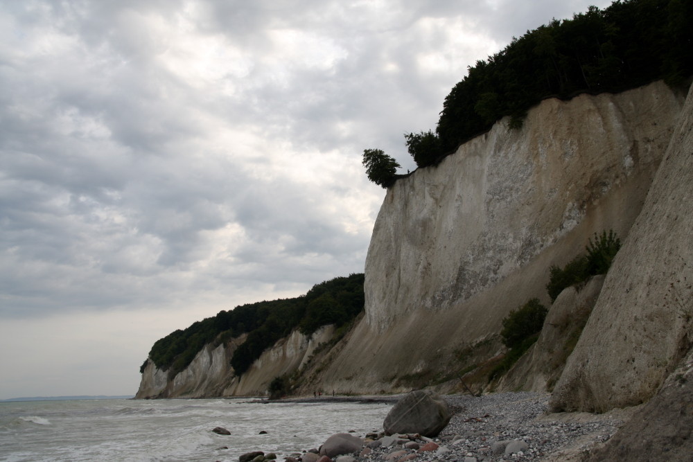 Rügen - Blick auf die Kreidefelsen vom Strand