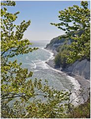 Rügen, Kreidefelsen, blauer Himmel und frisches Grün