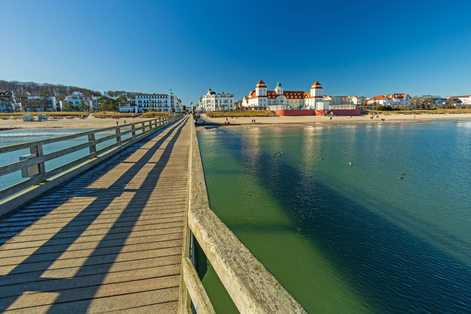 Rügen - Seebrücke Binz in der morgendlichen Februarsonne