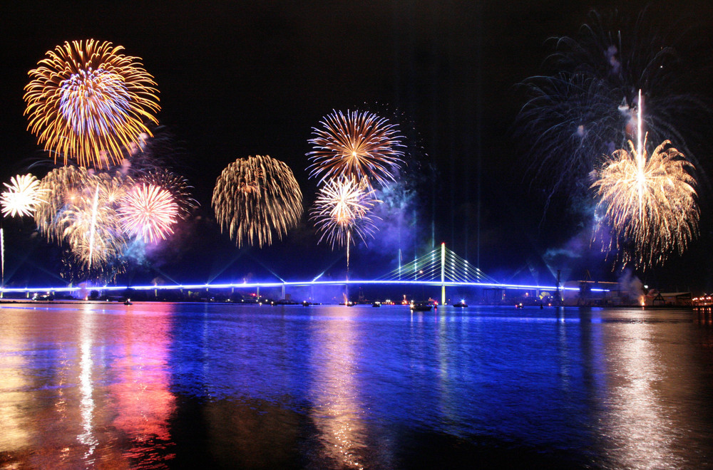 Rügenbrücke bei Nacht und Feuerwerk