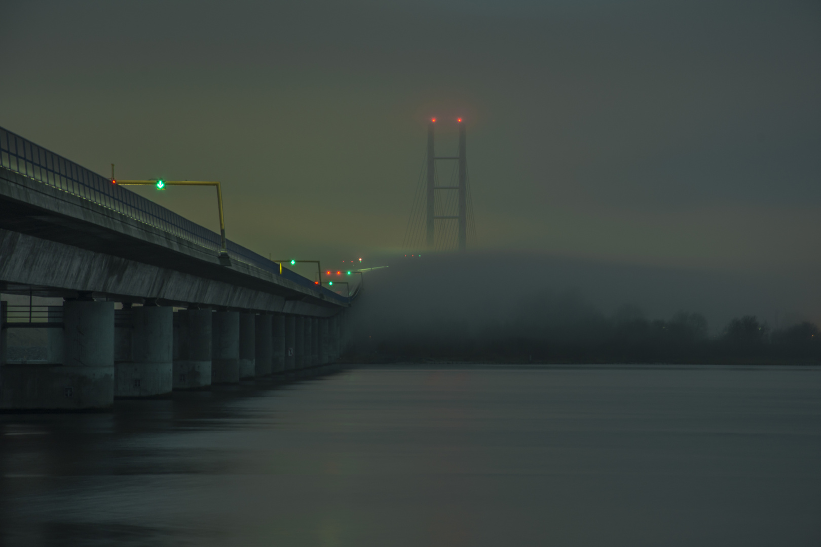 Rügenbrücke im Nebel
