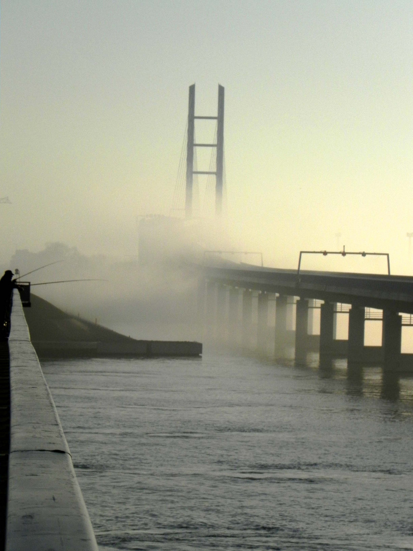 Rügenbrücke Stralsund im wallenden Dunst