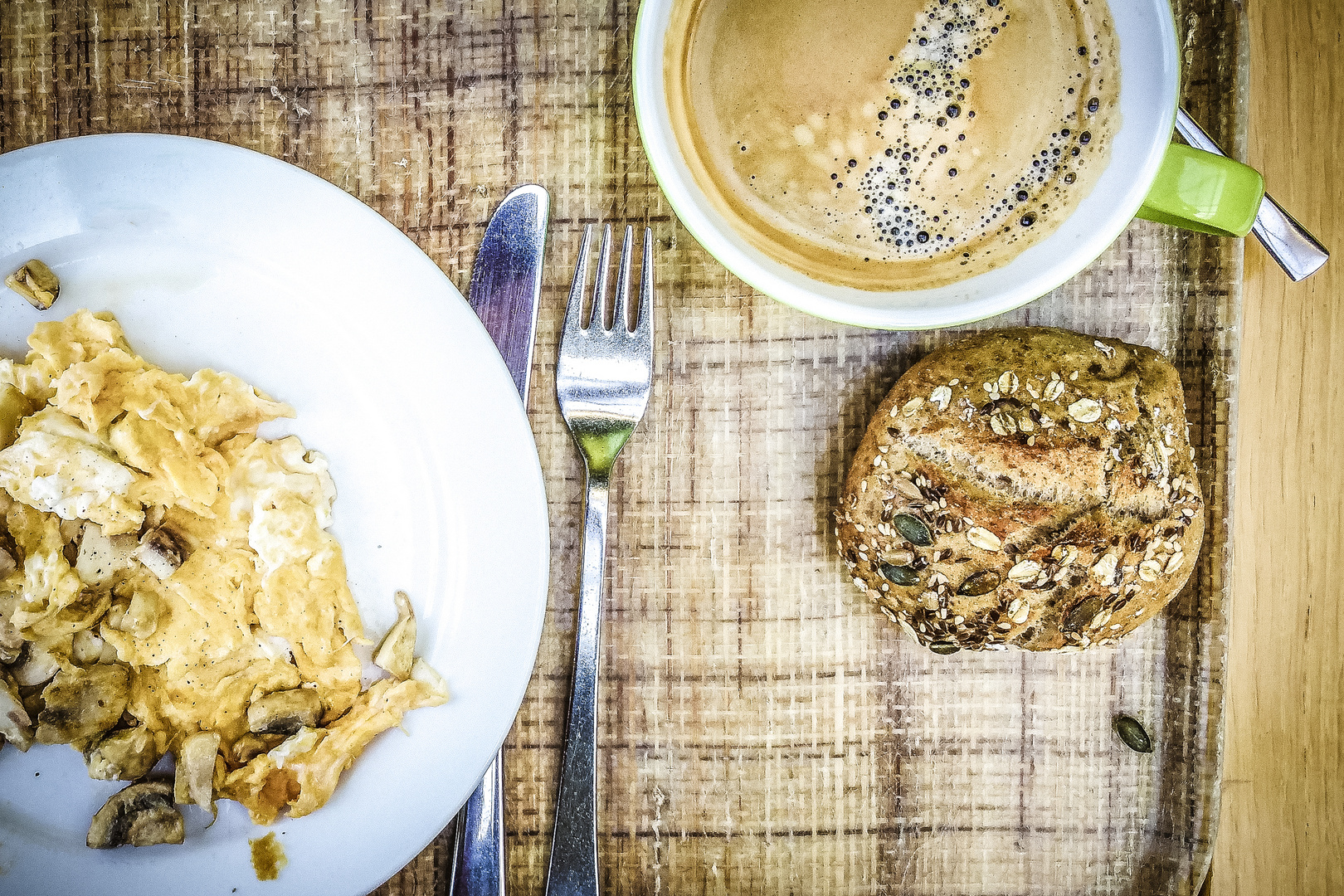 Rührei mit Körnerbrötchen Foto &amp; Bild | stillleben, food-fotografie ...
