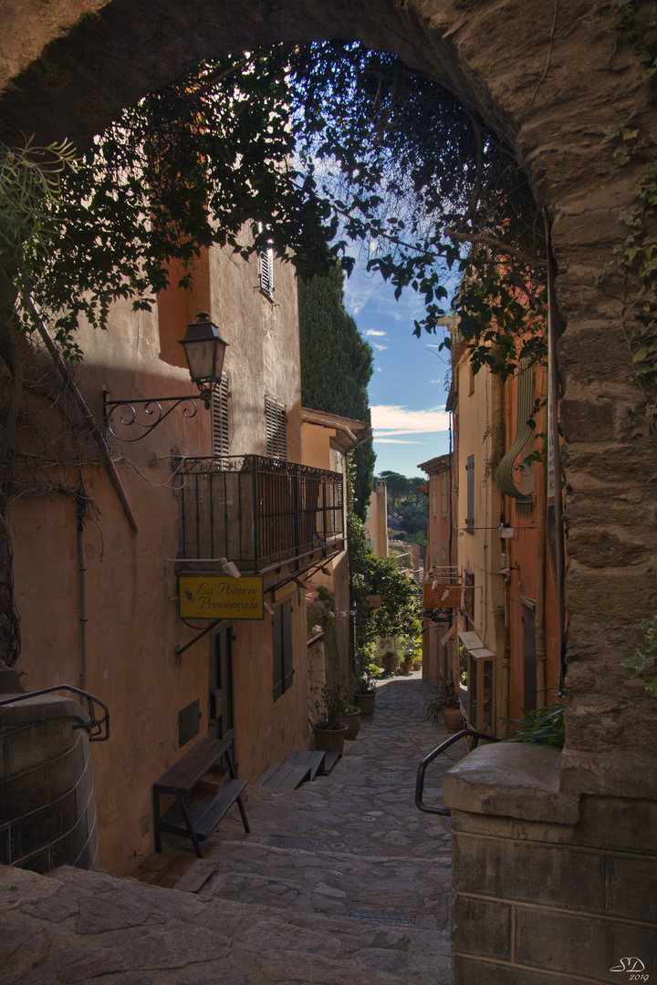 Ruelle à Bormes les Mimosas. 