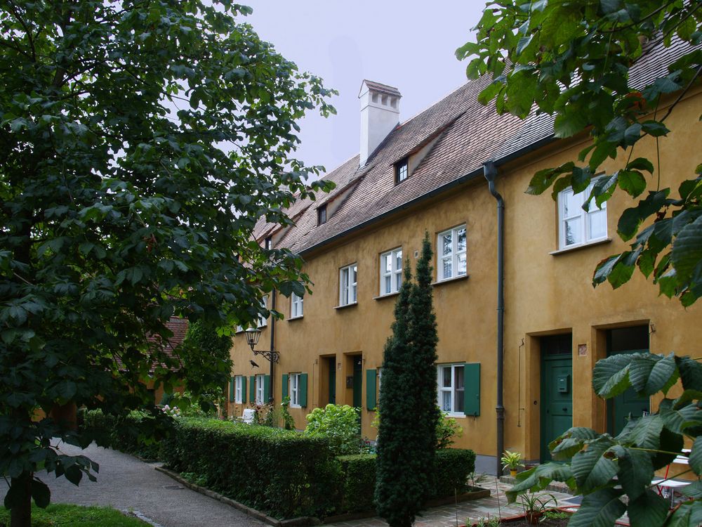 Ruelle avec son coin de verdure  --  Fugerei 8  --  Eine Gasse mit Grünanlage