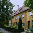 Ruelle avec son coin de verdure  --  Fugerei 8  --  Eine Gasse mit Grünanlage