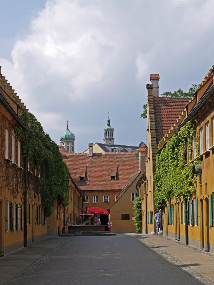 Ruelle avec vue sur le centre ville d’Augsbourg   --  Fuggerei 5 