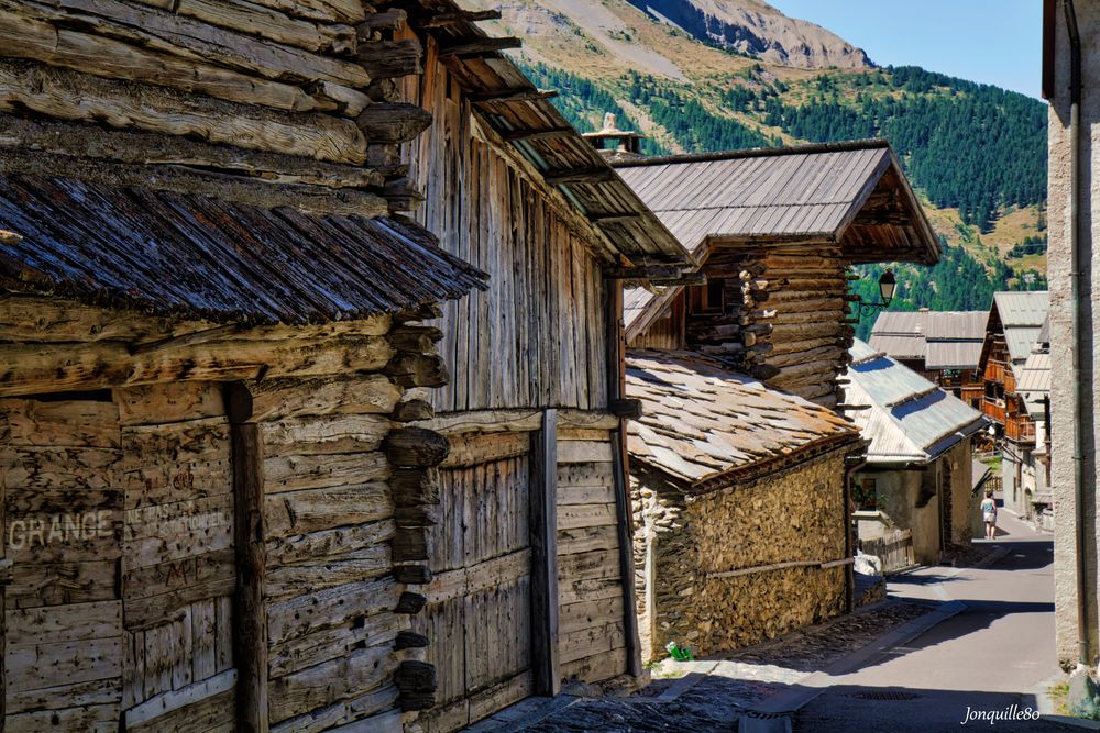 Ruelle de Saint-Véran (Hautes Alpes)