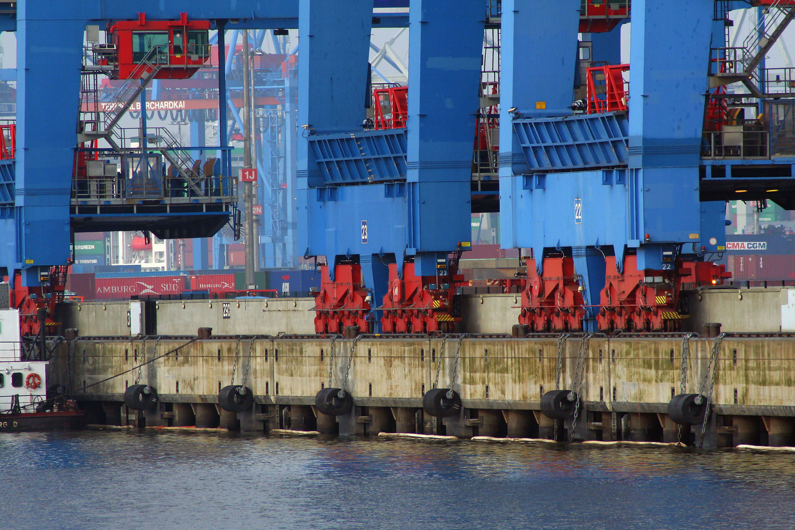 Ruhe im Containerhafen