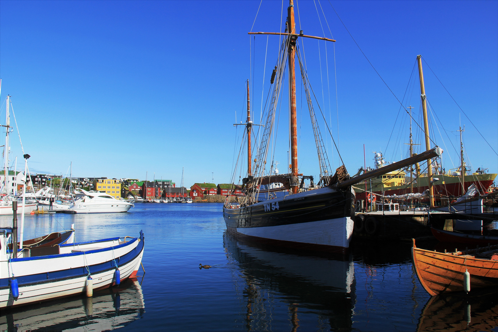 Ruhe im Hafen (Färöer)