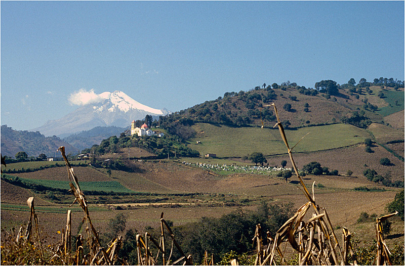 Ruhe in Frieden unter der Kirche unter dem Vulkan - Pico de Orizaba, Veracruz