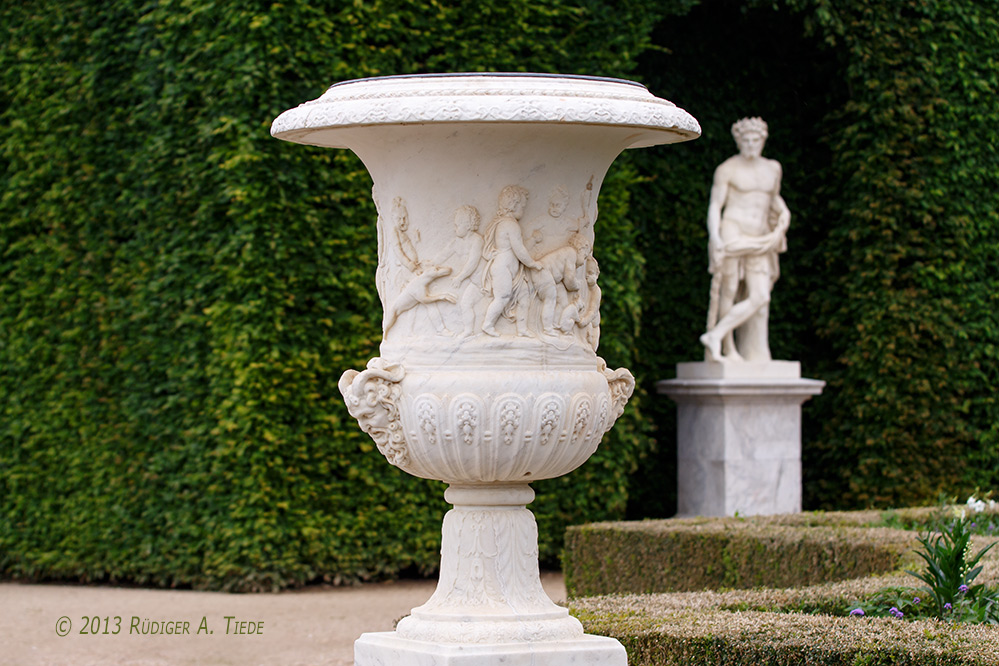 Ruhe und Idylle im Barockgarten vom Schloss Versailles