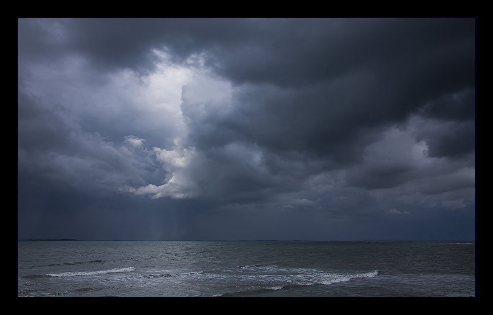 Ruhe vor dem Sturm...  - oder: Gewitter- Stimmung am Meer