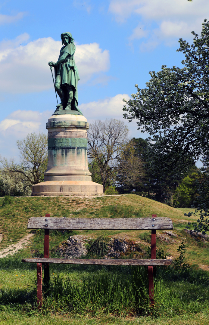 Ruhebank mit historischem Hintergrund