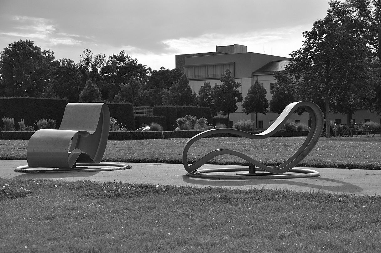 Ruhemöbel im Lustgarten 