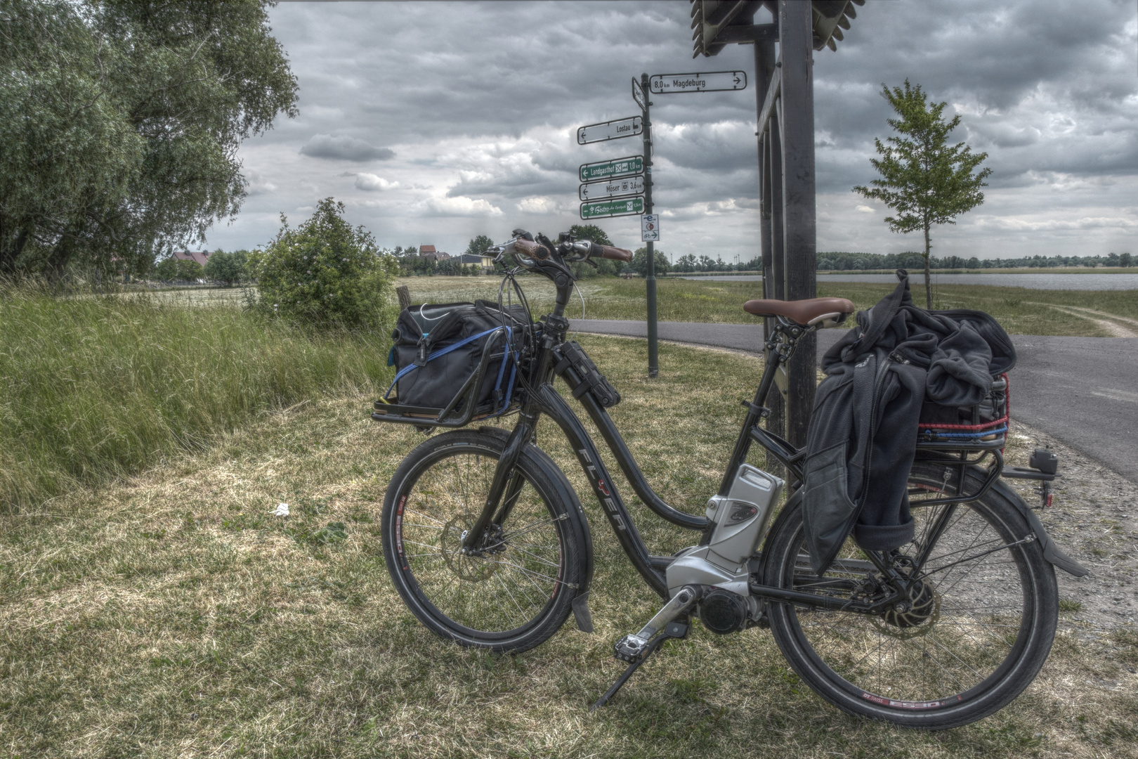 Ruhepause an der Wegkreuzung