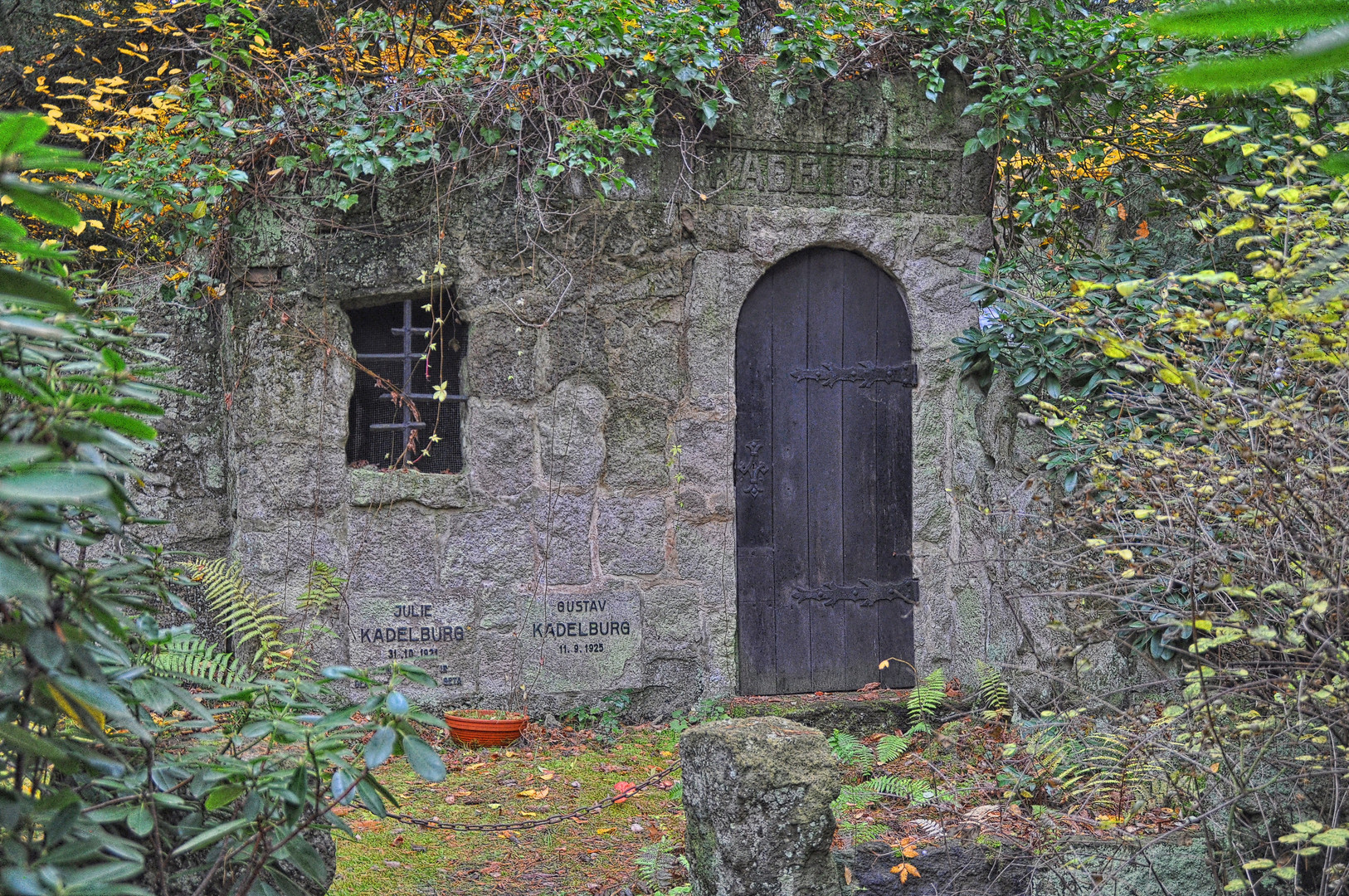 Ruhestätte mit Fenster