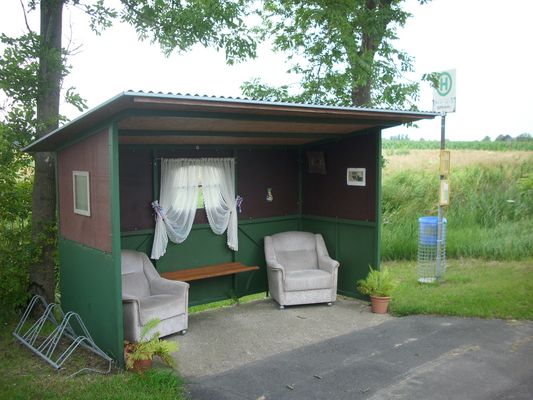 Ruhezone an der Bushaltestelle