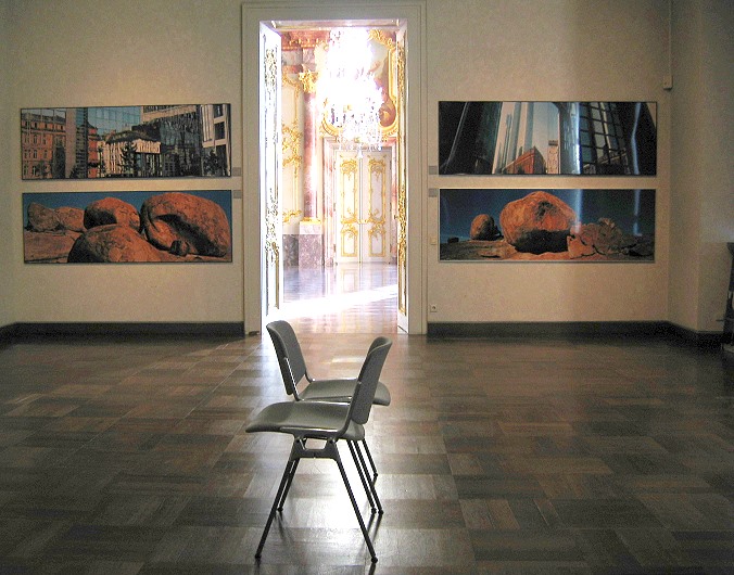 Ruhezone in der Florian-Adler-Fotoausstellung im Schloss Bruchsal