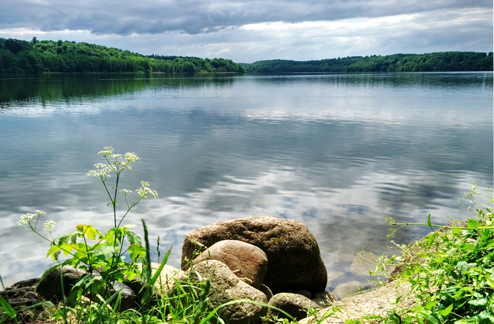 ruhig liegt der See