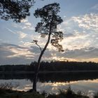 ruhig liegt der See im Abendrot