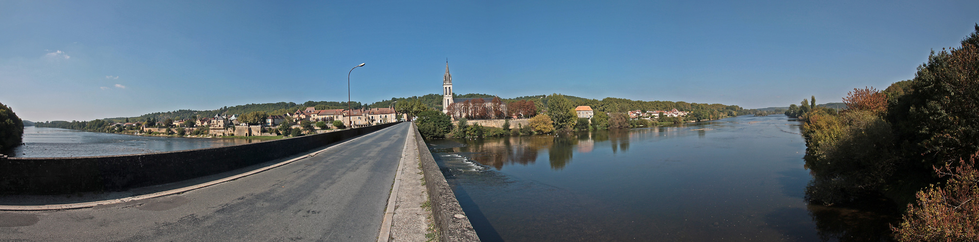 Ruhig zieht der Fluss vorbei