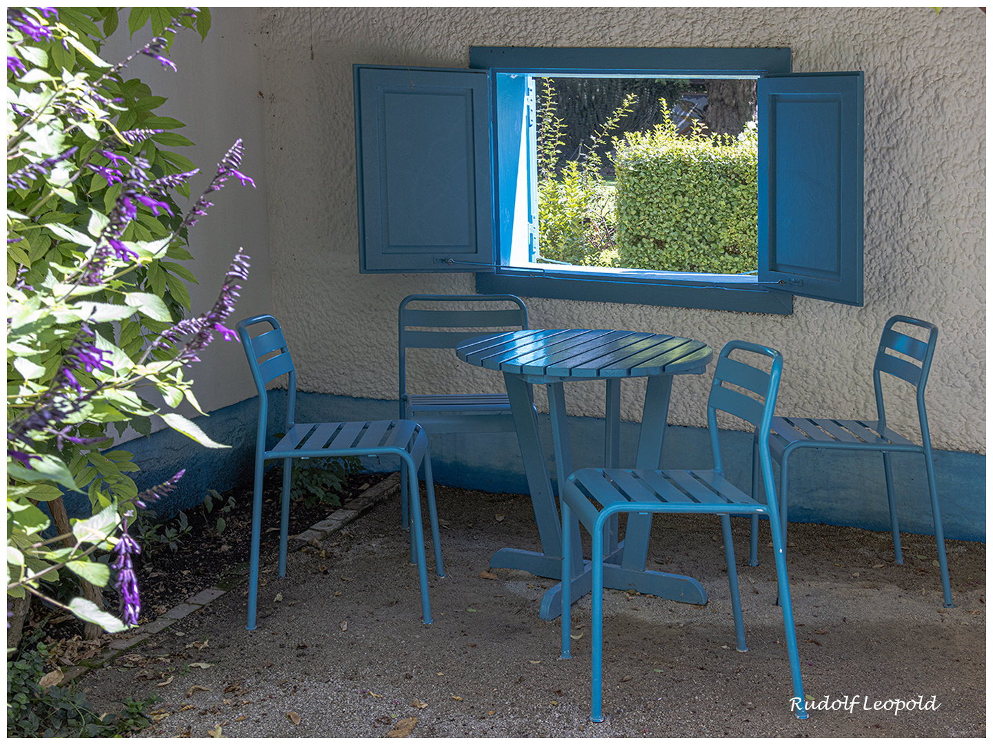 ruhige schattige Plauderecke in blau