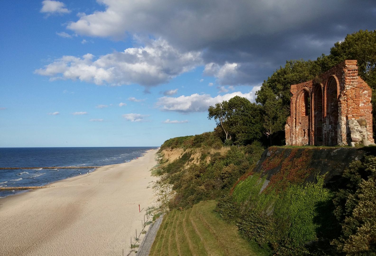 ruhige See, stürmisches Land