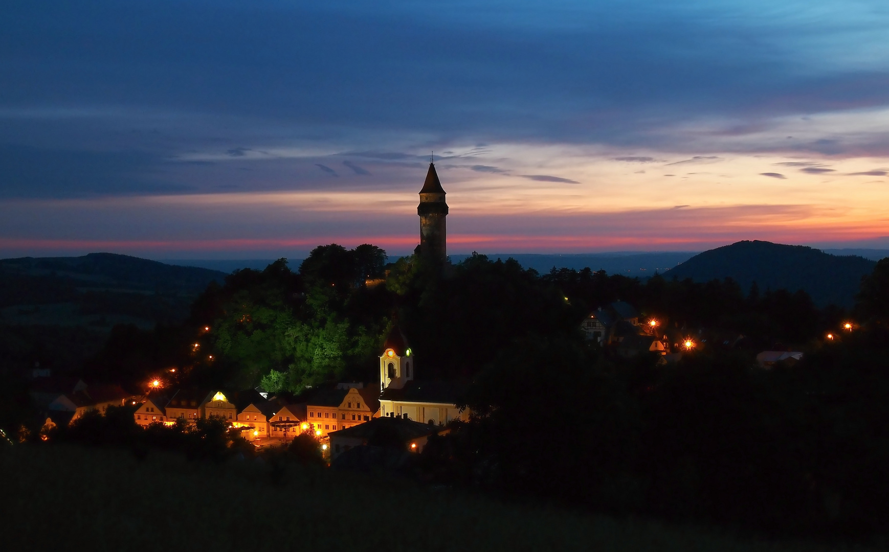 ruhige Stadt in der Abenddämmerung