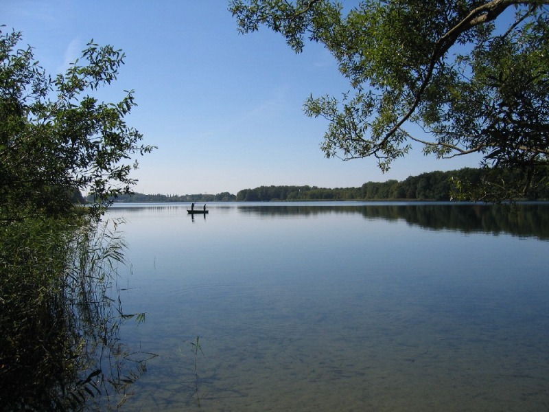 Ruhiger See am Morgen mit zwei Anglern