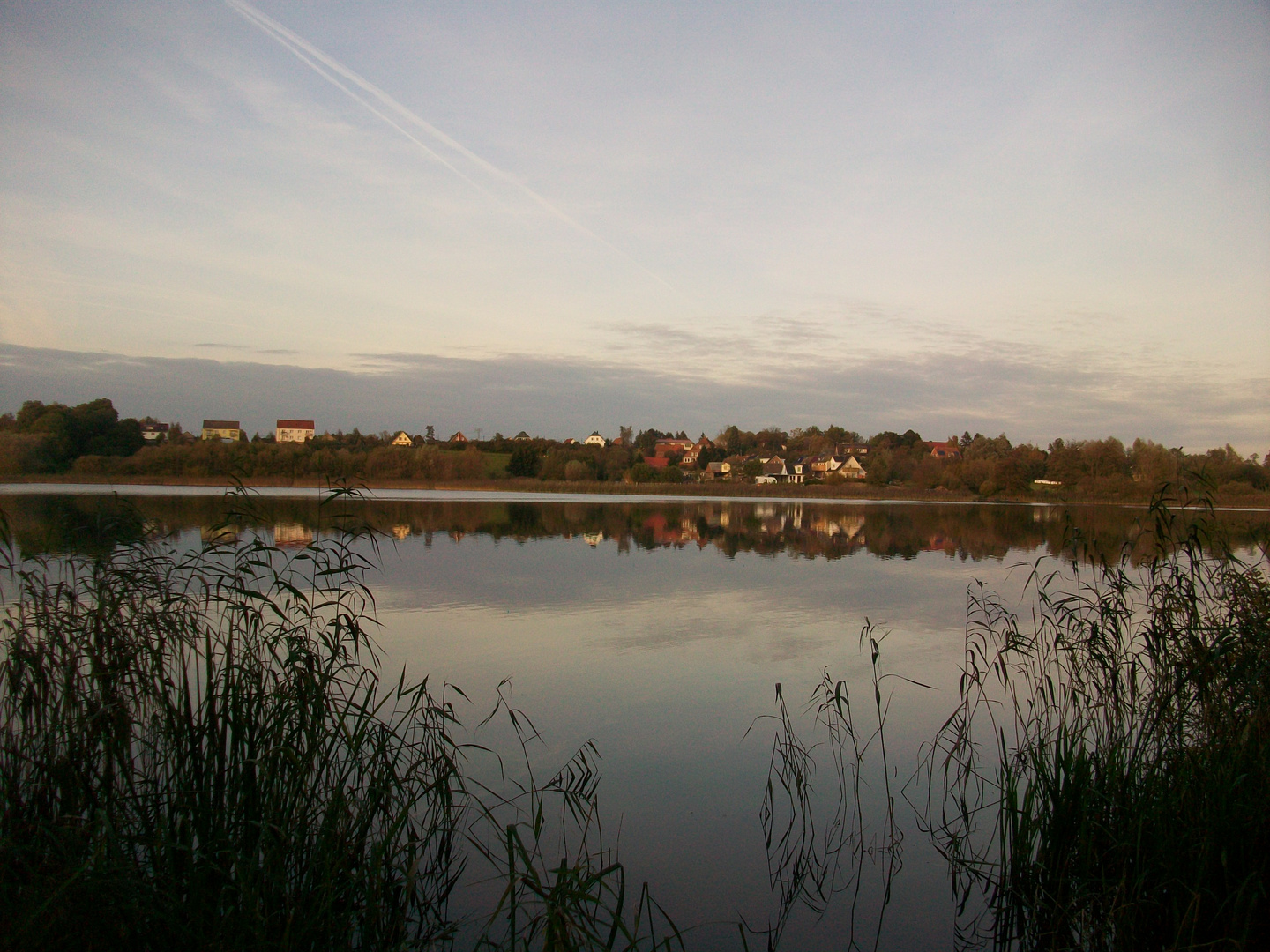 Ruhiger See im Abendlicht