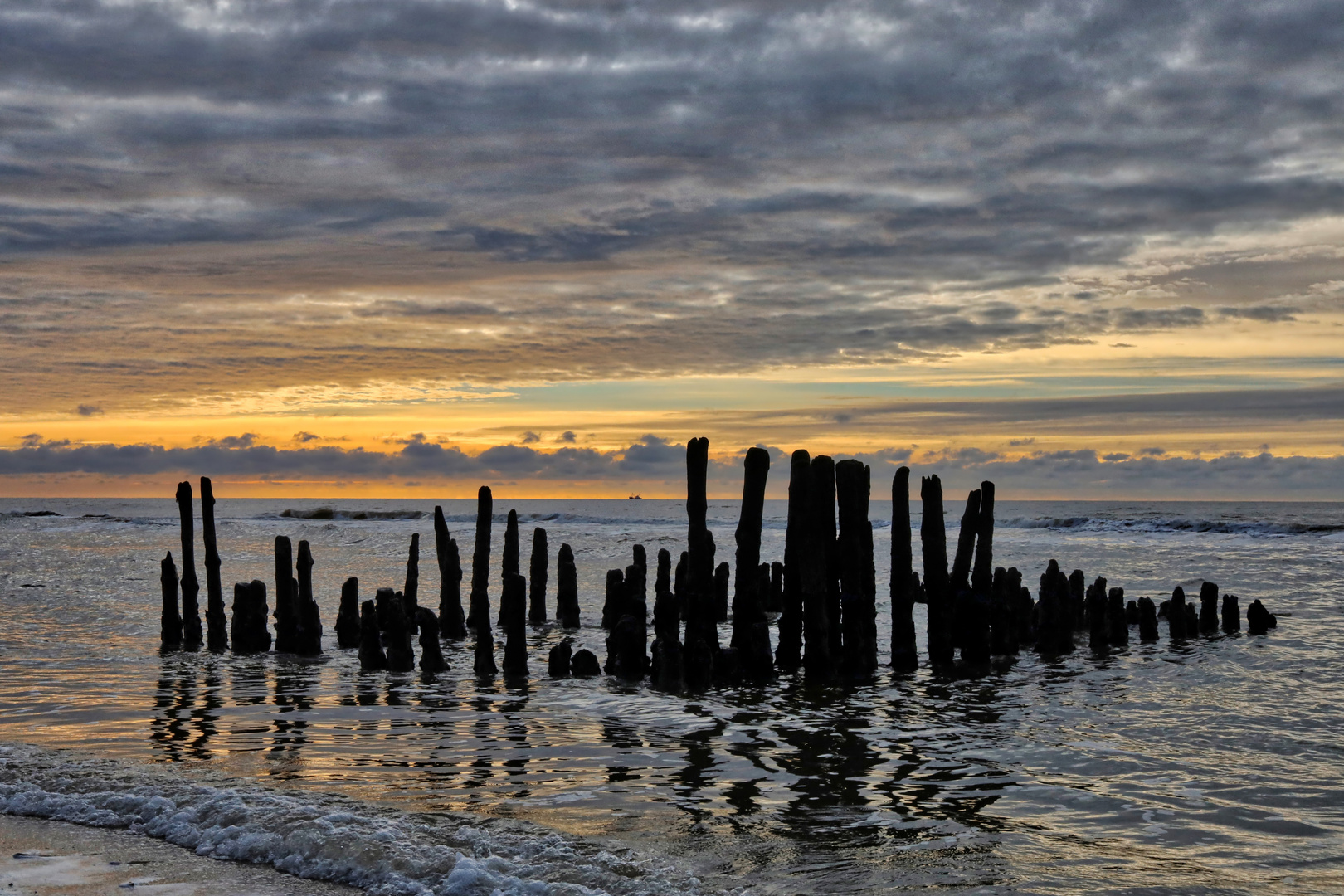 ruhiger Sonnenuntergang an der Nordsee