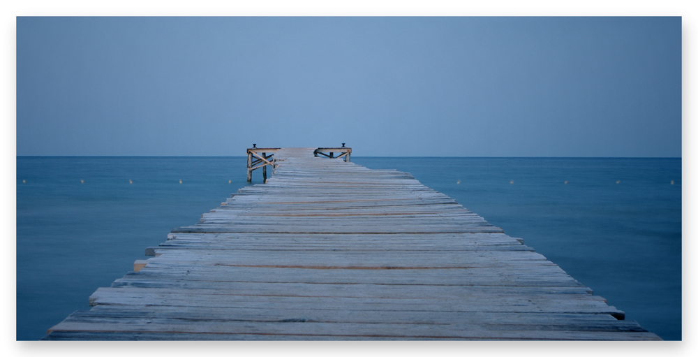 Ruhiges Meer - Holzsteg am Strand von Alcudia