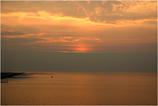 Ruhiges Meer im Abendrot