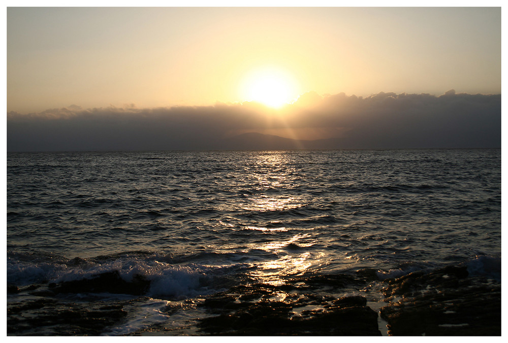 Ruhiges Meer mit den ersten Sonnenstrahlen von Tom Mousel 
