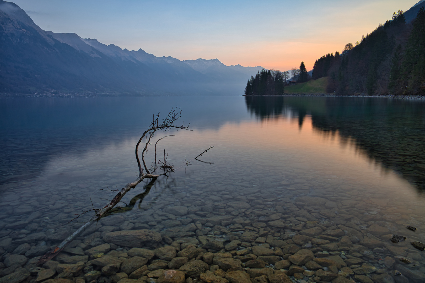 Ruhiges Morgenrot am Brienzersee