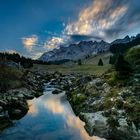 Ruhiges Wasser und fliegende Wolken