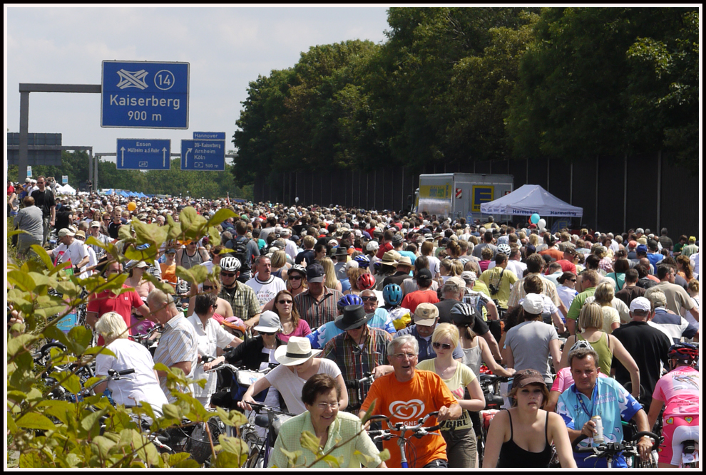 Ruhr 2010 Stau auf der A40 Kreuz Duisburg